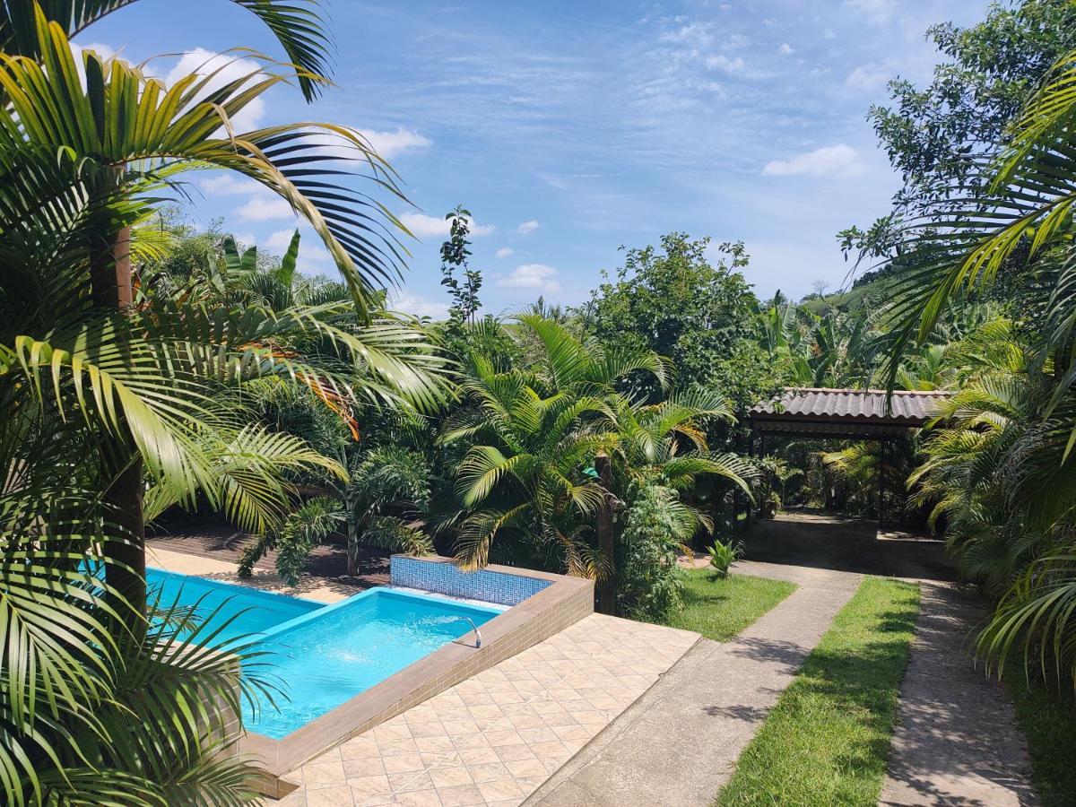 Habitación en casa particular E Rustica Com Piscina, Churrasqueira E Banheira De Uso Privativo