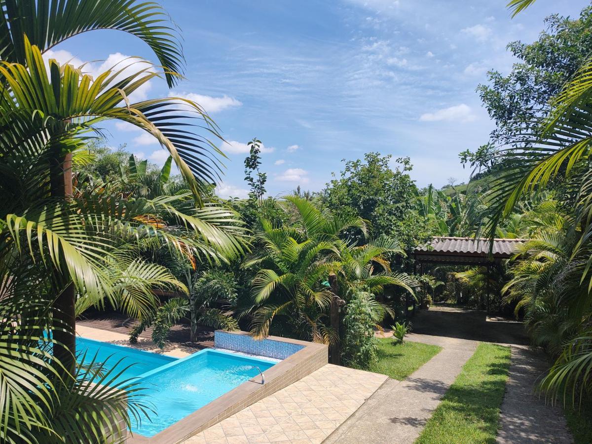 Habitación en casa particular E Rustica Com Piscina, Churrasqueira E Banheira De Uso Privativo *