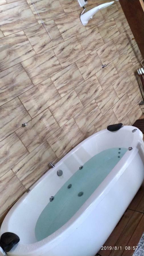 Habitación en casa particular E Rustica Com Piscina, Churrasqueira E Banheira De Uso Privativo
